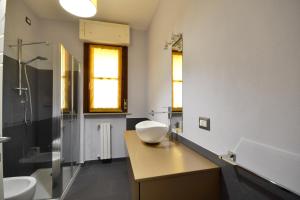 baño con lavabo y aseo en la encimera en One bedroom apartement with furnished balcony and wifi at Vercelli en Vercelli