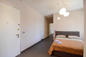 1 dormitorio con cama y pared blanca en One bedroom apartement with furnished balcony and wifi at Vercelli en Vercelli