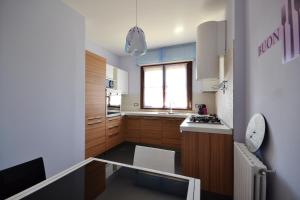 Kuhinja oz. manjša kuhinja v nastanitvi One bedroom apartement with furnished balcony and wifi at Vercelli