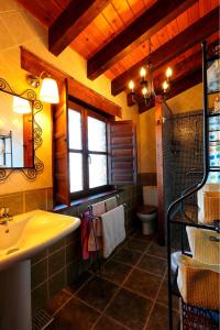 Uma casa de banho em 3 bedrooms house with jacuzzi and wifi at Chozas de Abajo