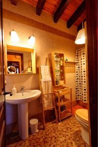 Ένα μπάνιο στο 3 bedrooms house with jacuzzi and wifi at Chozas de Abajo