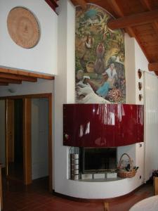 SovramonteにあるB&B San Giorgioの壁画のあるリビングルーム