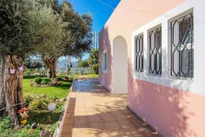 3 bedrooms house with shared pool garden and wifi at Monchique في مونشيك: ممشى بجانب مبنى ابيض وردي