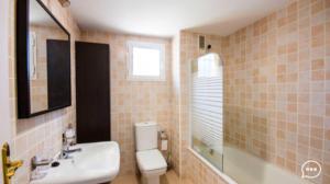 Kúpeľňa v ubytovaní Spacious Apartment in Marbella, Pool + 32 fotografií