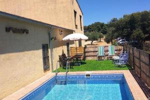 Het zwembad bij of vlak bij 4 bedrooms villa with private pool and enclosed garden at Caceres