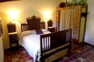 Een bed of bedden in een kamer bij 4 bedrooms villa with private pool and enclosed garden at Caceres