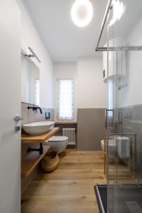uma casa de banho com 2 lavatórios e uma cabina de duche em vidro. em Aosta Centre Apartments - Battaglione 10 em Aosta