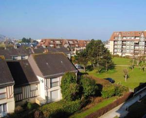 a view of a city with houses and a park at Appartement de 2 chambres a Villers sur Mer a 150 m de la plage in Villers-sur-Mer