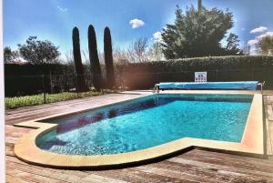 Bazén v ubytování Maison charmante à Cogolin + Piscine nebo v jeho okolí