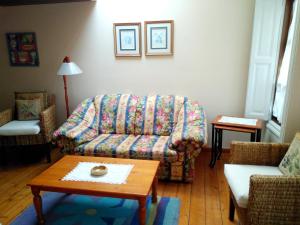 - un salon avec un canapé et une table dans l'établissement 2 bedrooms apartement at Llanes 200 m away from the beach with wifi, à Llanes
