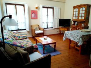 uma sala de estar com um sofá e uma mesa em 2 bedrooms apartement at Llanes 200 m away from the beach with wifi em Llanes