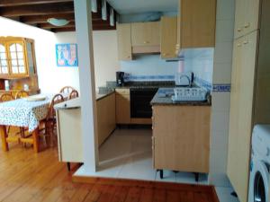 uma cozinha com um lavatório e uma bancada em 2 bedrooms apartement at Llanes 200 m away from the beach with wifi em Llanes