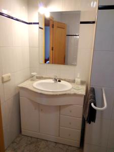 W łazience znajduje się umywalka i lustro. w obiekcie 2 bedrooms apartement at Llanes 200 m away from the beach with wifi w mieście Llanes