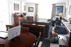 un salon avec un canapé et une table dans l'établissement Luxury Villa in Marratxí, Private Pool, à Palma de Majorque