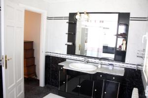 une salle de bain avec un lavabo et un miroir dans l'établissement Luxury Villa in Marratxí, Private Pool, à Palma de Majorque 18 autres photos