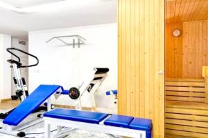 une salle de sport avec un banc bleu et un tapis de course dans l'établissement Luxury Villa in Marratxí, Private Pool, à Palma de Majorque