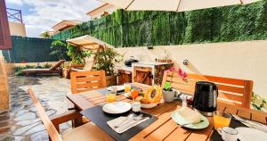 una mesa con comida en el patio en Casa Po, en Corralejo
