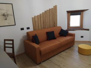 ein Wohnzimmer mit einem braunen Sofa und einem Fenster in der Unterkunft Agriturismo Cà Gianin 