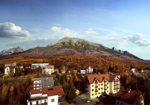 A general mountain view or a mountain view taken from Az apartmant