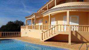 Gallery image of 4 bedrooms house with sea view private pool and enclosed garden at Loule in Loulé