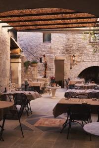 Restaurace v ubytování Hôtel la Fête en Provence