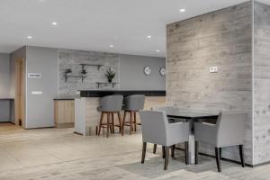 a kitchen and dining room with a table and chairs at Hotel Muli in Reykjavík