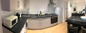 una cucina con piano di lavoro e forno a microonde di One Bedroom flat in Whitstable with free parking a Whitstable