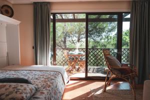 Schlafzimmer mit einem Bett und Blick auf einen Balkon in der Unterkunft Falésia Pine Spot in Albufeira