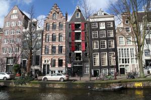 um grupo de edifícios ao lado de um rio em International Budget Hostel City Center em Amsterdã