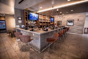 Zona de lounge sau bar la Hotel Indigo Harrisburg – Hershey