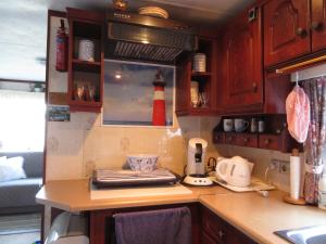 eine Küche mit einer Theke mit einem Leuchtturm an der Wand in der Unterkunft Beach Resort Kamperland - 784 in Kamperland
