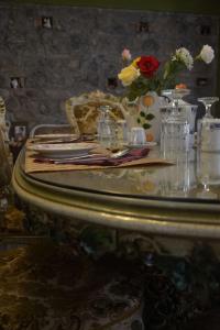 una mesa con un jarrón de flores encima en Villa Felice, en Giardini Naxos