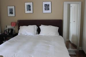 Łóżko lub łóżka w pokoju w obiekcie BERNABEU, luxury y luminoso apartamento entero