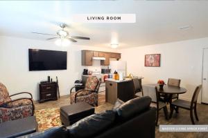 Una sala de estar con un sofá y una mesa y una cocina. en BUSH IAH, 2 STORY, 3 BDRM, 2 BATHS, N Houston - 10A, en Houston