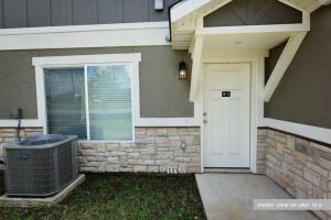 una casa con una puerta blanca y una ventana en BUSH IAH, 2 STORY, 3 BDRM, 2 BATHS, N Houston - 10A, en Houston