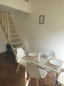une salle à manger avec une table, des chaises et un escalier dans l'établissement Modern Duplex Apartment Centre Ville D'avignon, à Avignon