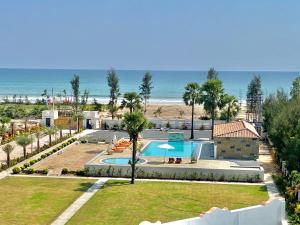 ein Luftblick auf ein Resort mit Pool und Strand in der Unterkunft Riviera Beach Resort in Chīrāla