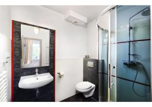 A bathroom at Apartmanový Dom TatraTravel Smokovec Még 15 kép