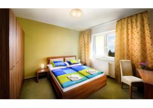 A bed or beds in a room at Apartmanový Dom TatraTravel Smokovec