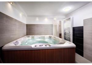 eine große Badewanne im Bad mit in der Unterkunft Apartmanový Dom TatraTravel Smokovec in Vysoké Tatry