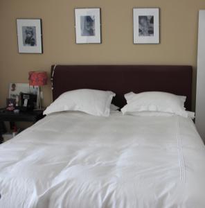 Łóżko lub łóżka w pokoju w obiekcie BERNABEU, luxury y luminoso apartamento entero