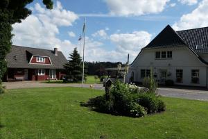 a flag pole in the yard of a house at Apartment Erdgeschoss in Hohenlockstedt