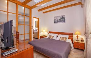 een slaapkamer met een bed en een tv in een kamer bij Apartments Espana 1 in Dubrovnik