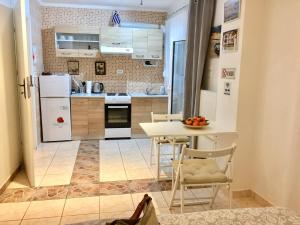 Кухня или мини-кухня в Mon apartment Alkionis Palaio Faliro
