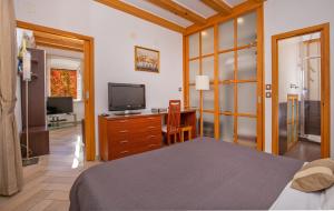 een slaapkamer met een bed en een flatscreen-tv bij Apartments Espana 1 in Dubrovnik