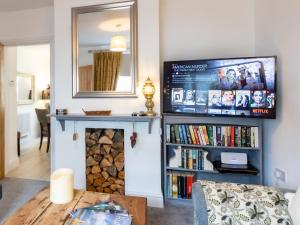 TV a/nebo společenská místnost v ubytování Cozy Nook Cottage - Sleeps 4 Garden & Parking