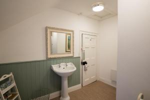 Baðherbergi á Charming 2-Bed Apartment in Donegal Town Centre