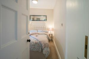 Rúm í herbergi á Charming 2-Bed Apartment in Donegal Town Centre