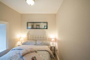 Rúm í herbergi á Charming 2-Bed Apartment in Donegal Town Centre