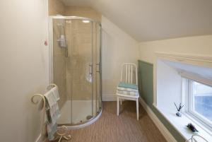 Baðherbergi á Charming 2-Bed Apartment in Donegal Town Centre